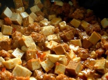 step5: 放入豆腐與豆乾拌炒均勻。