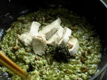 step6: 加入切塊的<a href="https://bit.ly/3EZL8dD" target="_blank" data-keyword="雞胸" class="guide-link"><strong>雞胸</strong></a> <span style="display:inline-block;vertical-align:middle;margin-top:-3px;color:initial;border-radius:3px;padding:2px 3px;font-size:12px;line-height:14px;background:#87d300;color:#fff;">即買</span> 肉，視情況可再加入青醬，將所有材料拌勻，確認雞肉熟後即可出鍋。