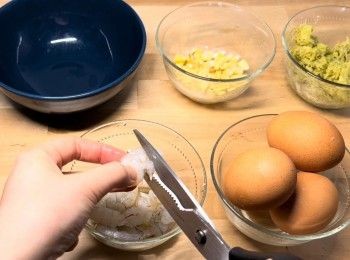 step2: 先把蝦仁解凍，抹乾後切成小塊；粟米鬚切碎、瀝乾備用。