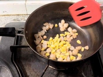 step3: 燒熱鍋、下少許油，待油加熱好便把蝦仁粒和粟米粒炒香，並加入少許鹽和黑胡椒碎調味，繼續炒至熟透、取出備用。