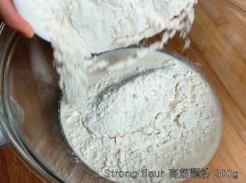 step2: 加入麵粉、鹽。用刮刀將材料攪勻，攪拌成團。