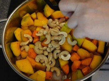 step4: 最後加入少訐腰果 並加入百里香 鹽 黑胡椒調味