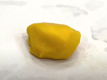 step4: 取約30克白麵糰用少許黃梔子粉揉勻成黃色（花蕊）。
