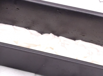 step7: 倒入掃油的糕盆,再發蓋上保鮮紙發酵30分鐘