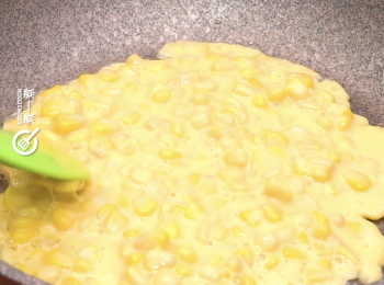 step2: 下平底鑊，細火煎至凝固
Pan fry over low heat until set.