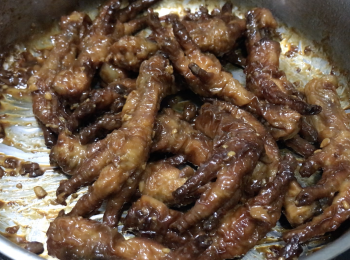 step7: 大火煮沸後，轉小火燜煮20分鐘，中大火煮 20分鐘至收汁，撈起，加辣椒圈點綴