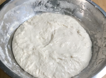 step1: 高筋麵粉過篩，鹽加水混合，鹽水加入高筋麵粉，攪拌至無乾粉，蓋蓋靜置1小時