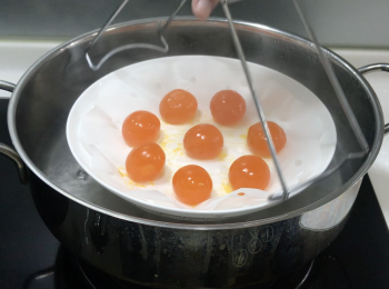 step1: 鹹蛋黃噴米酒去腥，中大火蒸8分鐘