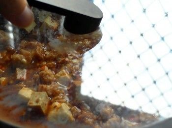 step6: 加入適量的水以及辣椒粉，蓋上鍋蓋以小火燉煮5-8分鐘。