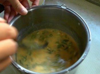 step1: 將麵粉、水、雞蛋、蔥花以及餅皮調味料攪拌均勻成麵糊。