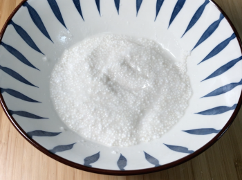 step1: 西米和白糖拌勻，加入剛煮沸的水，靜置20分鐘