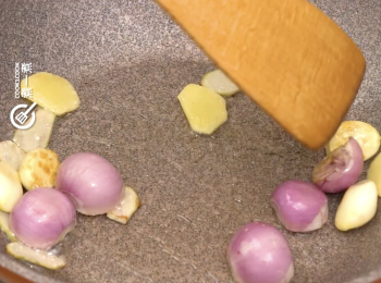 step4: 盛起留油
Pick up and leave oil.