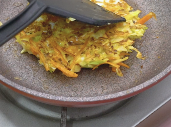 step5: 將雞蛋煎打在環內，繼續煎香及翻轉至成形，完成 Put the egg inside the ring. Pan fry and flip until the cake is set. Done.