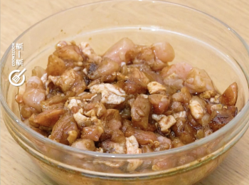 step2: 加醃料醃15分鐘
Marinate the chicken steak for 15 minutes.