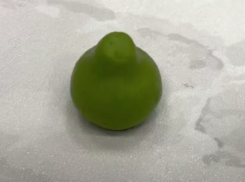 step7: 將皮包餡先滾圓再稍微搓成橢圓備用。
接著用虎口（拇指和食指）於上端稍微捏出腰身，再慢慢塑型成柚子上窄下寬。