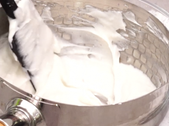 step4: 粉漿變得略為濃稠後，立即放入冷水中冷卻，維持溫度約30度