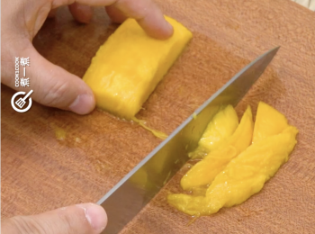 step6: 芒果去皮取肉，成長方塊
Peel mango and take the meat, then cut it into a rectangular pieces.