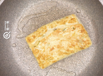 step7: 中細火煎至手抓餅金黃酥香即成
Pan-fry the flaky scallion pancake until golden brown.