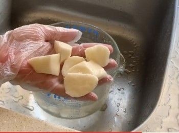 step2: 也很容易氧化，动作要快，削皮以后放在清水里，加醋可以保持白白的不变色，放醋以后粘液也会洗的更干净