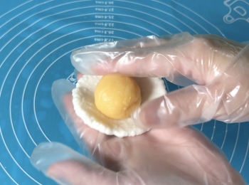 step4: 金沙奶黃餡一顆 25克，用西米皮包住金沙奶黃餡