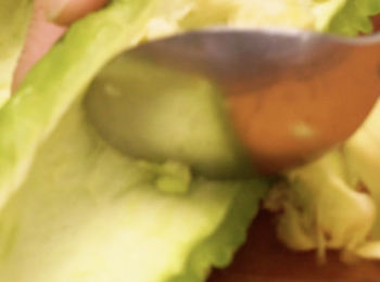 step4: 苦瓜清去核和瓤
Pick the core and flesh of the bitter gourd.