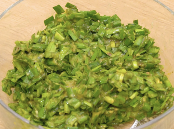 step3: 加雞蛋、五香粉及鹽拌勻 Mix well with eggs, five spice powder and salt.