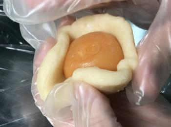 step3: 蓮蓉餡和鹹蛋黃總重量約63克，用蓮蓉餡包裹鹹蛋黃，中間不留空氣