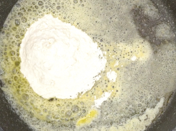 step4: 小火煮溶無鹽牛油，加入麵粉煮成糊狀 Melt unsalted butter over low heat. Add flour and cook into paste form.