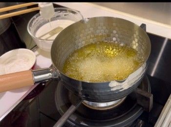 step8: 以細火將麥樂雞炸至金黃色即可（時間：約6分鐘）

三步曲：
1.沾上薄薄的一層低筋麵粉
2.沾上薄薄的一層炸漿
3.落油炸