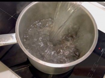 step5: 當黑芝麻粉散發出芝麻香時（有微香即可，不能炒太耐，否則會產生苦澀味）即可倒入餘下的650毫升的清水，拌勻。