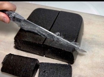 step13: 預先用保鮮紙包裹刀子，方便將黑芝麻糕切件，而切出來的外觀更漂亮。