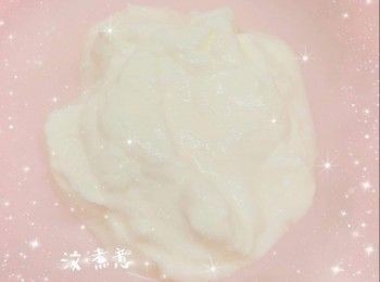 step2: 希臘乳酪／原味乳酪加入牛油（牛油先用熱水坐溶／用微波爐加熱至溶化成牛油溶液），拌勻至順滑 2. 加入蛋黃，拌勻至無顆粒 3. 用篩逐少加入低筋麵粉和粟粉（分3次），拌勻成<span class="group_1">蛋糕糊</span>（手法動作要輕，攪拌至無粉粒即可），備用