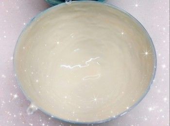 step14: 然後將白朱古力溶液倒入模具，旋轉搖勻（可使用矽膠掃子協助；使朱古力溶液均勻分布及沾滿整個模具；否則厚度不均勻，脫模時，<span class="group_4">朱古力外殼</span>會容易裂開；貼近模具的邊緣位置可厚身少許，防止脫模時，因邊位太薄，易碎），再將多餘的朱古力溶液倒出，放進雪櫃冷藏約5-10分鐘至凝固（時間視乎朱古力層的厚度而定；不可冷藏太久，朱古力呈啞色便可，否則溫度太低，第2層的朱古力溶液會因太快凝固而影響流傳性；朱古力層必需待完全凝固，才可再倒入第2層的朱古力溶液）