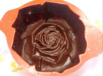 step3: 然後塗上第2層朱古力溶液，再放進雪櫃冷藏約5-10分鐘 2. 最後薄薄的塗上第3層朱古力溶液，放進雪櫃冷藏至凝固，備用