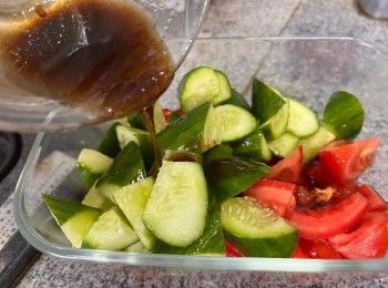 step3: 調好意大利黑醋、油和糖至糖完全溶化，即成醃汁。把醃汁倒在蔬菜上並拌勻，放進雪櫃冷藏至少3小時至入味。吃之前灑上少許雜錦香草乾即可。