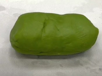 step4: 取280克麵糰和抹茶粉拌勻，外皮部份完成，分割一個35克滾圓備用。