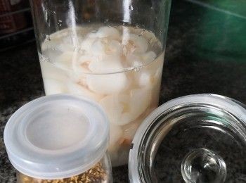 step1: 先準備一個已消毒的高身玻璃罌，將去好核的荔果肉每粒都轆過米酒后放入樽內灑入桂花