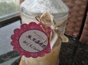 step3: 蓋好密封瓶蓋用保鮮紙及封箱膠紙包賞，寫上浸製日期，放陰涼處自然發酵三個月后便可享用