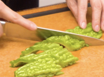 step5: 將苦瓜切件
Cut the bitter gourd into pieces.