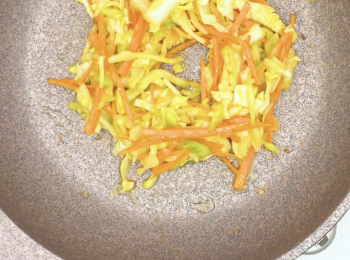 step4: 將蔬菜絲鋪在平底鑊上，弄成環狀，慢火煎香 Spread shredded vegetables into a ring shape on a pan. Pan fry over low heat.