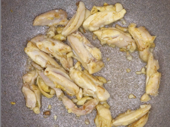 step7: 下雞肉炒至八成熟 Add chicken strips and stir fry until 80% cooked.