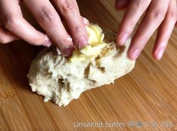 step3: 加入無鹽牛油🧈, 揉麵8-10分鐘。