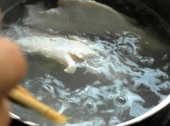 step2: 煮一鍋滾水，水滾後放入<a href="https://bit.ly/3EZL8dD" target="_blank" data-keyword="雞胸" class="guide-link"><strong>雞胸</strong></a> <span style="display:inline-block;vertical-align:middle;margin-top:-3px;color:initial;border-radius:3px;padding:2px 3px;font-size:12px;line-height:14px;background:#87d300;color:#fff;">即買</span> 肉並轉最小火悶10分鐘，取出後切成適當大小。