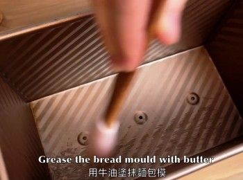 step10: 用牛油塗抹麵包模