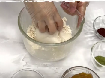 step3: 將白豆沙和步驟2一起拌勻至無顆粒的麵糰。
