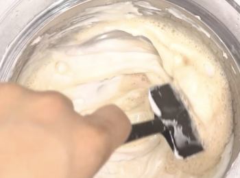 step5: 加入酵母水，拌勻後蓋上保鮮紙,放置室溫或焗爐發酵約1小時