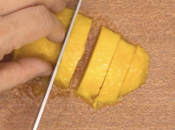 step5: 另一個芒果取肉切大粒
