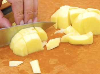 step1: 薯仔切粒 Dice potato.