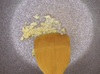 step6: 爆香蒜蓉 Stir fry minced garlic until fragrant.