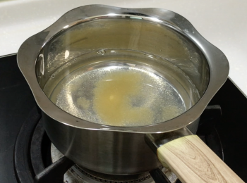 step1: 吉利丁粉加50毫水，靜置5分鐘，煲加450毫升水和吸飽水的吉利丁粉，加熱至吉利丁完全溶化